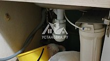 Установить на кухне отдельно стоящую стиральную машину HOTPOINT-ARISTON VMUF501B на готовые коммуникации