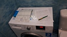 Установить на готовые коммуникации в ванной отдельно стоящую стиральную машину Beko
