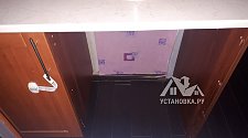 Установить стиральную машину Indesit IWB 6105 на кухне под столешницу