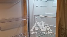 Установить новый отдельно стоящий холодильник Indesit.