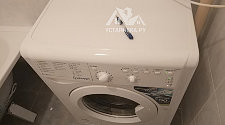 Установить в ванной комнате отдельно стоящую стиральную машину Indesit