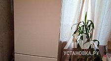 Установить новый отдельно стоящий холодильник Indesit.