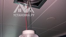 Заменить лампочки в встроенных точечных светильниках