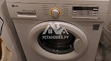 Установить новую отдельностоящую стиральную машину LG в ванной