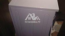 Установить отдельностоящую стиральную машину Hotpoint-Ariston в ванной комнате в нишу