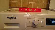 Установить на кухне отдельностоящую стиральную машину Whirlpool на готовые коммуникации