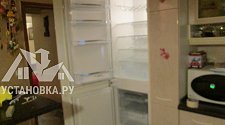 Установить встроенный холодильник с перевесом дверей и навесом фасадов