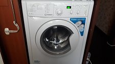 Установить стиральную машину Indesit IWB 6105 на кухне под столешницу