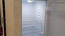 Установить отдельно стоящую стиральную машину и отдельно стоящий холодильник