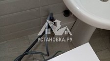 Установить отдельностоящую стиральную машину Candy AQUA 2D1140-07 в ванной комнате