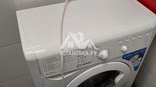 Установить в подсобном помещении новую отдельностоящую стиральную машину Indesit