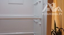 Установить новый отдельно стоящий холодильник Indesit.