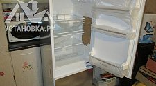 Установить встроенный холодильник с перевесом дверей и навесом фасадов
