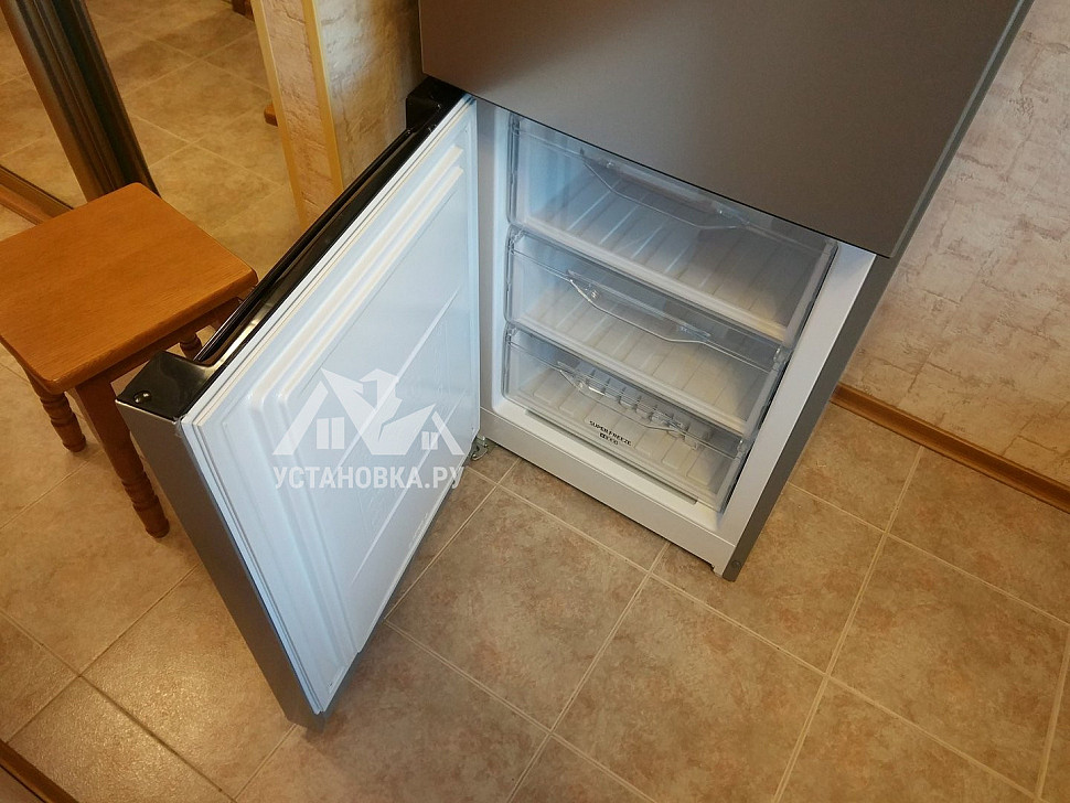 Холодильник индезит df5200w. Перевешивание дверей холодильника Индезит 5200 w. Индезит холодильник DF 5200 S перевесить двери холодильника.