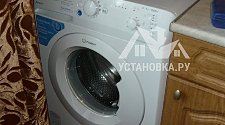 Установить стиральную машину Indesit на готовые коммуникации на кухне