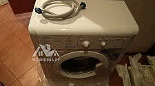 Установить в ванной комнате отдельно стоящую стиральную машину на готовые коммуникации