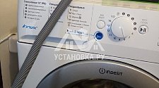 Установить отдельно стоящую стиральную машину Индезит в ванной комнате