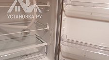 Установить новый отдельно стоящий холодильник Indesit.