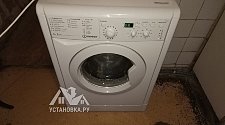 Установить отдельностоящую стиральную машину Indesit на кухне