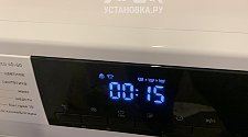 Установить отдельностоящую стиральную машину.