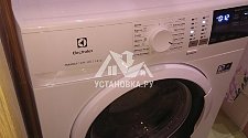 Установить отдельностоящую стиральную машину Electrolux PerfectCare 600 EW6S4R26W в ванной комнате