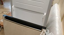 Демонтировать встраиваемый холодильник и установить отдельно стоящий
