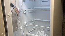 Установить холодильник и перевесить двери в холодильнике с дисплеем