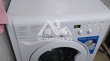 Установить в ванной комнате отдельностоящую стиральную машину Индезит на готовые коммуникации