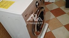 Установить в ванной комнате отдельностоящую новую стиральную машину LG