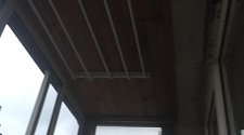 Установить потолочную сушилку для белья на балконе