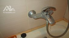 Установить новый настенный смеситель в ванной комнате