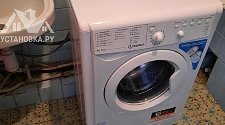 Демонтировать и установить отдельно стоящую стиральную машину Indesit IWSB 5085 в ванной комнате