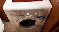 Установить отдельностоящую стиральную машину Indesit IWSB 5085 CIS в ванной комнате