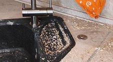 Установить смеситель и измельчитель для мойки