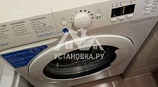 Установить в ванной комнате отдельностоящую стиральную машину Индезит на место предыдущей