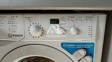 Установить отдельностоящую стиральную машину Индезит на готовые коммуникации на кухне