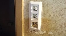 Установить блок выключателей с розеткой