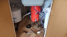 Установить смеситель и измельчитель для мойки