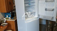 Установить отдельностоящий новый холодильник