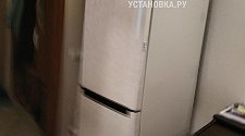 Демонтировать встраиваемый холодильник и установить отдельно стоящий