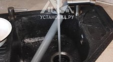 Установить смеситель и измельчитель для мойки