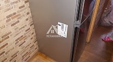 Установить новый холодильник Bosch отдельностоящий на кухне