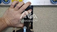 Установить телевизоры на кронштейны 