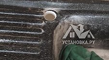 Установить смеситель и измельчитель для мойки