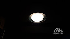 Установить в коридоре потолочный светильник