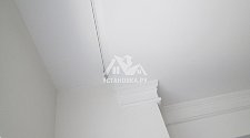 Установить струнные карнизы на потолок