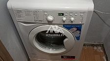 Установить в коридоре на подготовленное место новую стиральную машину Indesit