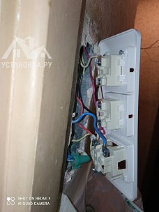 Установить блок выключателей с розеткой