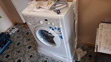 Демонтировать и установить отдельностоящую стиральную машину Indesit iwud4085 (cis) в ванной комнате на готовые коммуникации