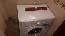 Установить отдельностоящую стиральную Индезит в ванной комнате на готовые коммуникации